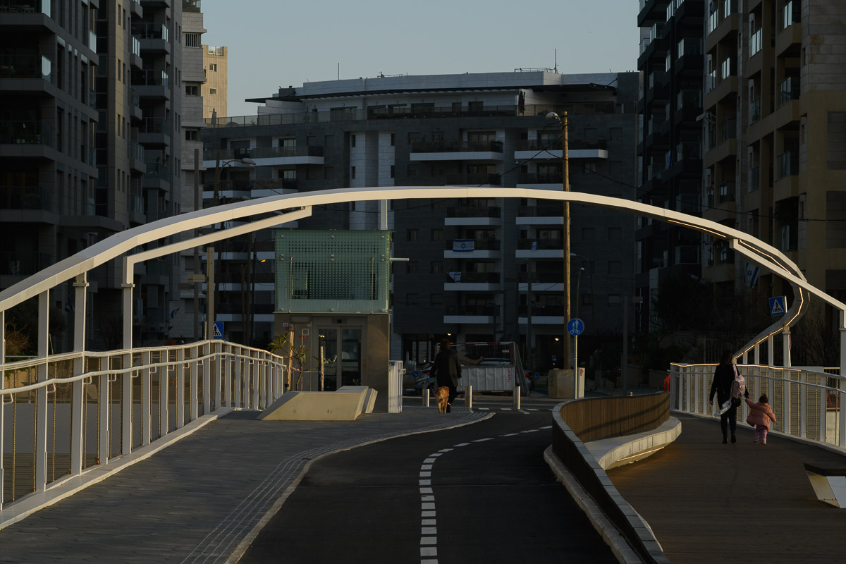 צילום ארכיטקטורה של גשר בזמן שקיעה לפני עריכה