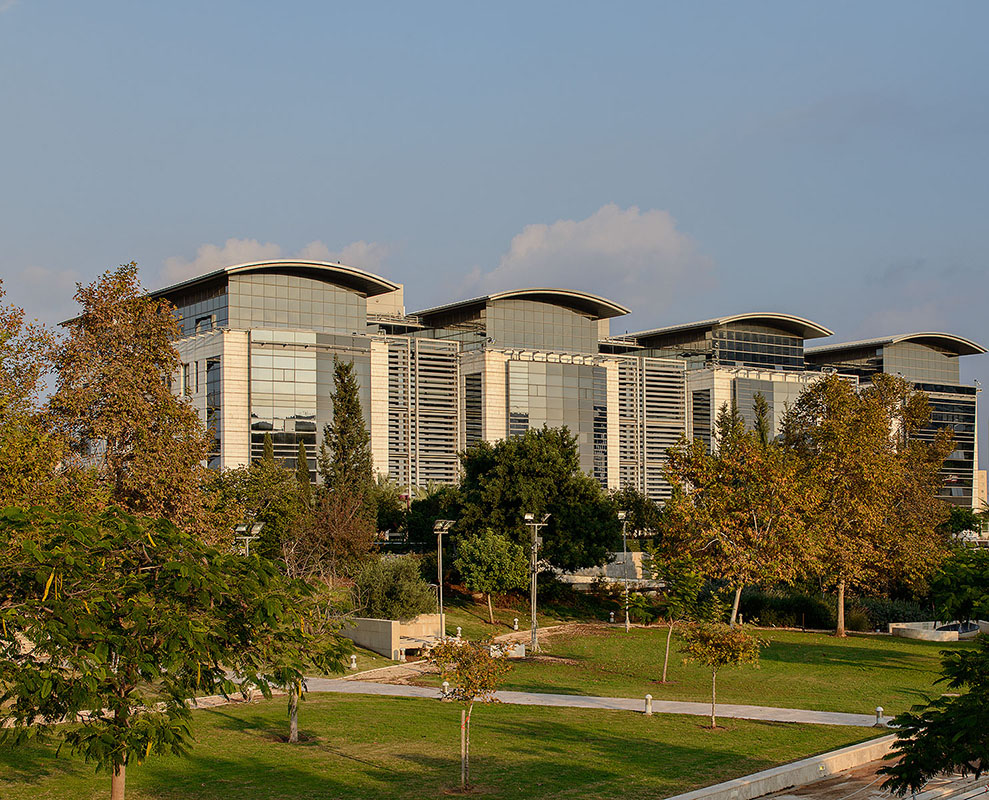 צילום אדריכלי של מבני אוניברסיטה לצד אדריכלות נוף