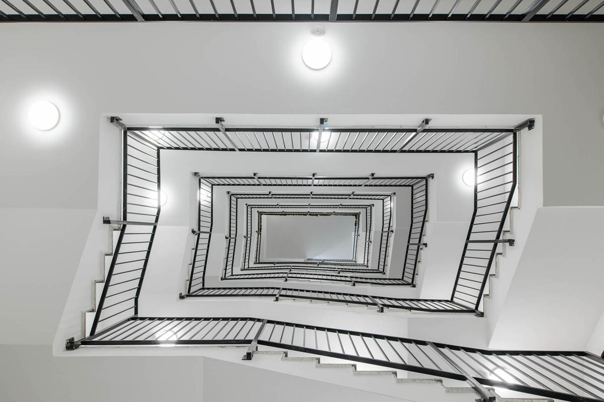 צילום חדר מדרגות של בית