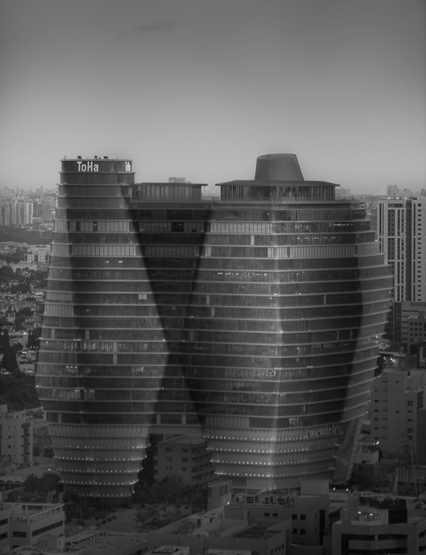 צלם ארכיטקטורה - מגדל שערוך בעריכה מיוחדת של שחור לבן